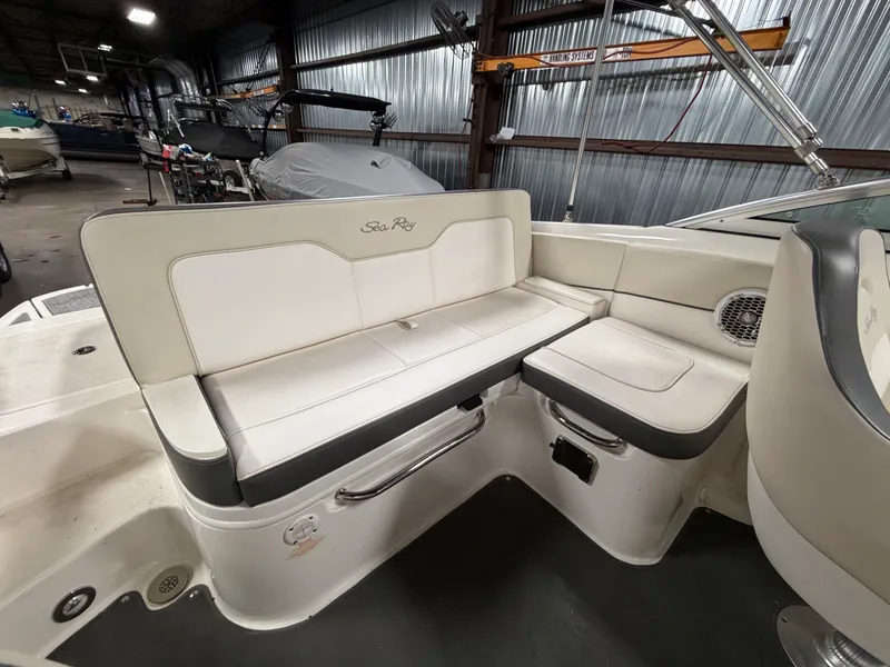 Slide: The Image of Sea Ray 220 SD 2012 - 42