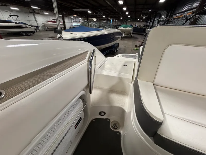Slide: The Image of Sea Ray 220 SD 2012 - 39