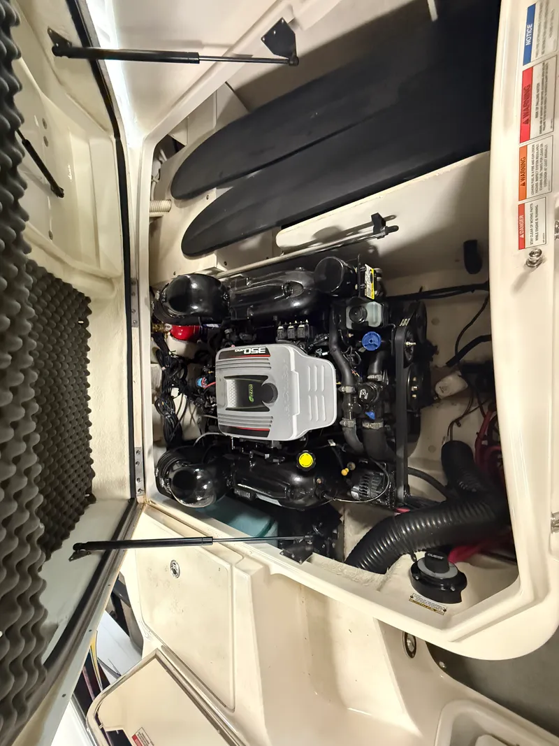 Slide: The Image of Sea Ray 220 SD 2012 - 82