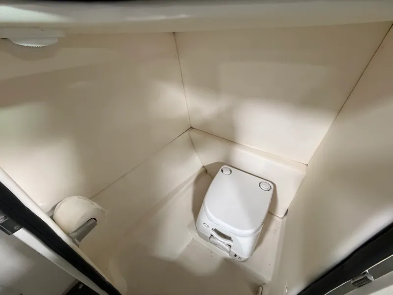Slide: The Image of Sea Ray 220 SD 2012 - 24