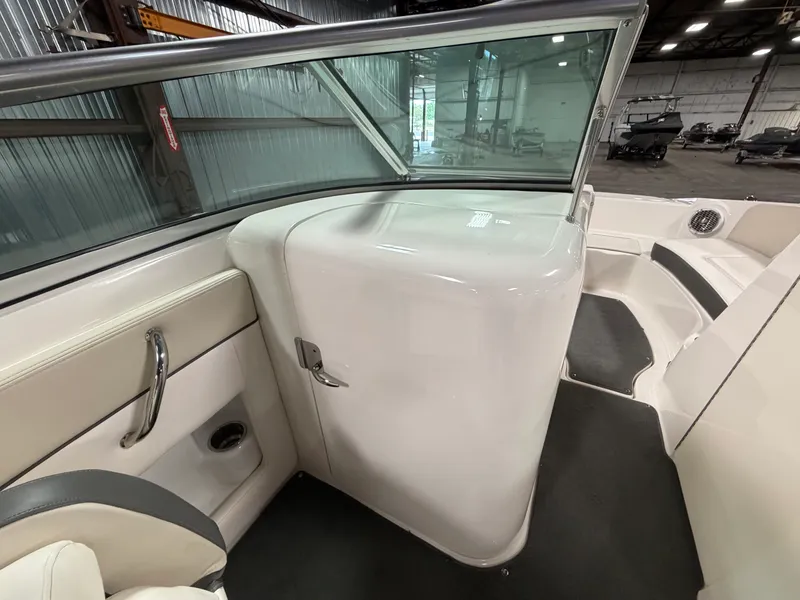 Slide: The Image of Sea Ray 220 SD 2012 - 22