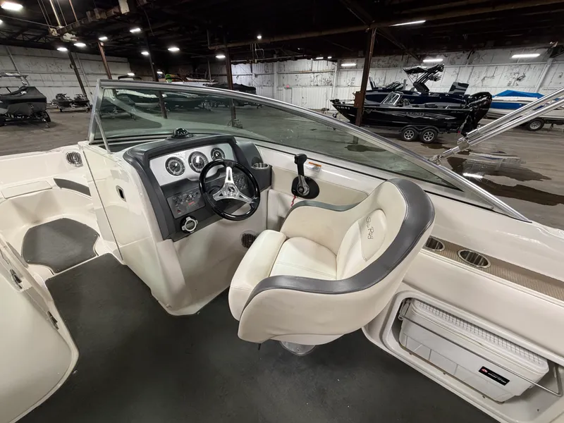 Slide: The Image of Sea Ray 220 SD 2012 - 12