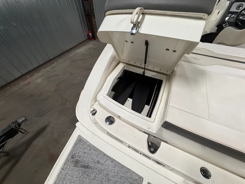 Slide: The Image of Sea Ray 220 SD 2012 - 45
