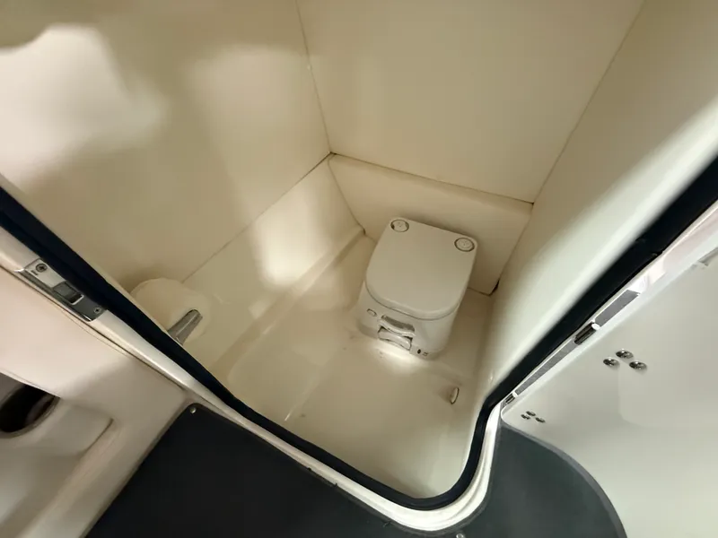 Slide: The Image of Sea Ray 220 SD 2012 - 77