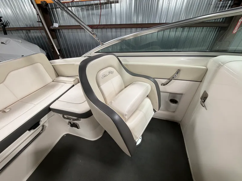 Slide: The Image of Sea Ray 220 SD 2012 - 21