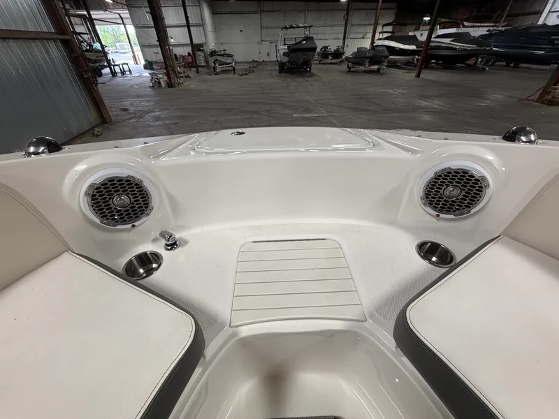 Slide: The Image of Sea Ray 220 SD 2012 - 27