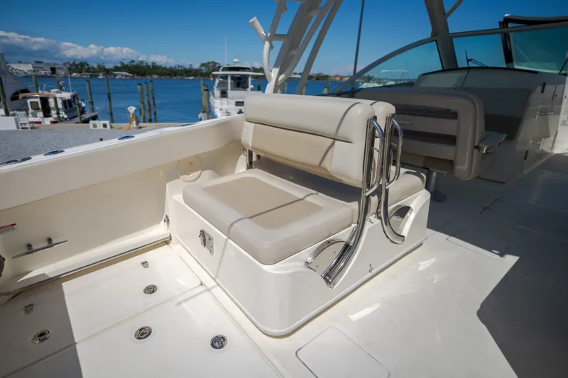 Slide: The Image of Boston Whaler VANTAGE 320 2025 - 23