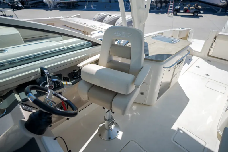 Slide: The Image of Boston Whaler VANTAGE 320 2025 - 17