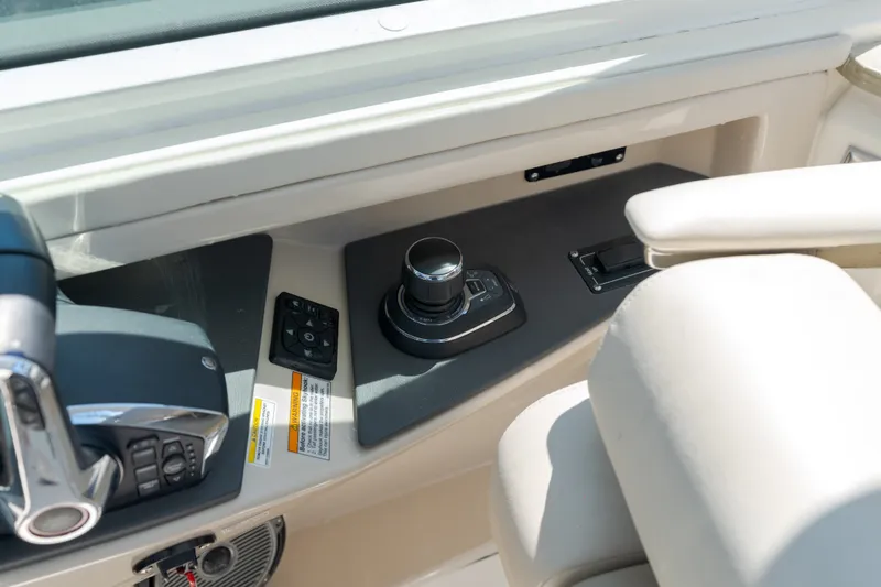 Slide: The Image of Boston Whaler VANTAGE 320 2025 - 16