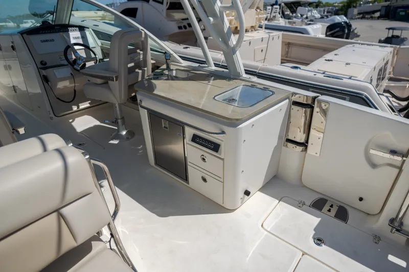 Slide: The Image of Boston Whaler VANTAGE 320 2025 - 22