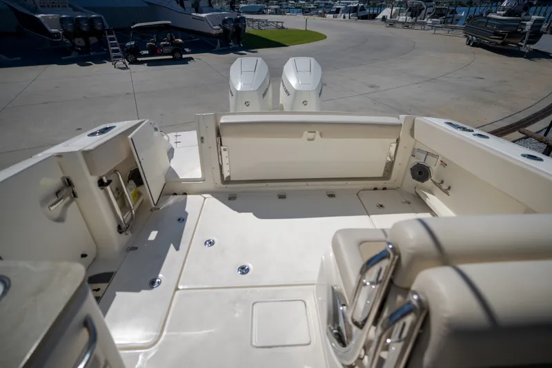 Slide: The Image of Boston Whaler VANTAGE 320 2025 - 24