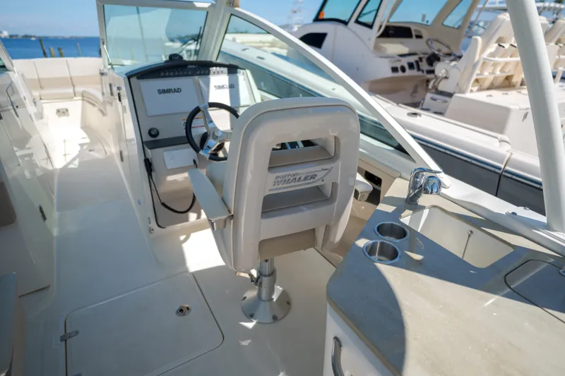 Slide: The Image of Boston Whaler VANTAGE 320 2025 - 21