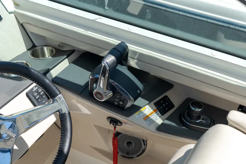 Slide: The Image of Boston Whaler VANTAGE 320 2025 - 15