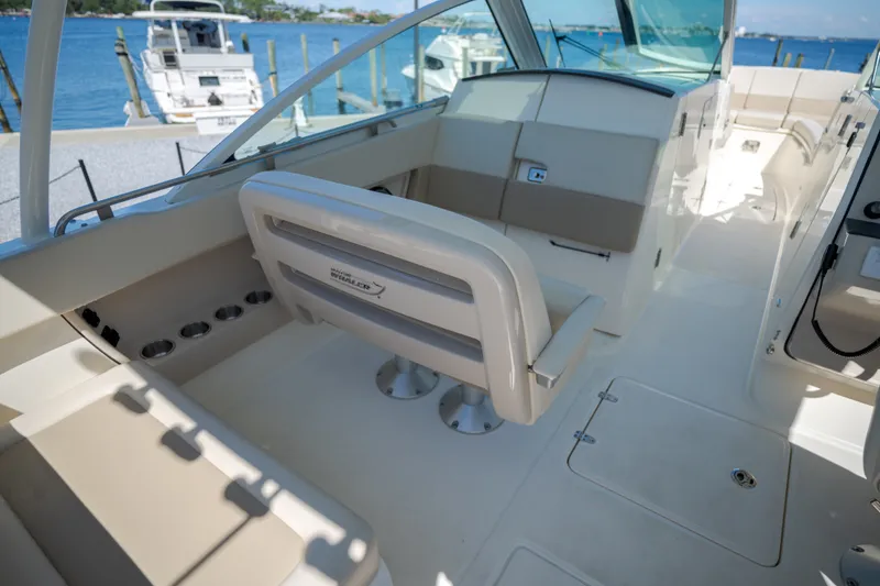 Slide: The Image of Boston Whaler VANTAGE 320 2025 - 20