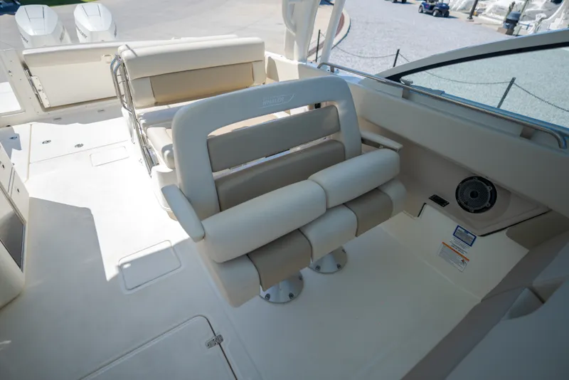 Slide: The Image of Boston Whaler VANTAGE 320 2025 - 19