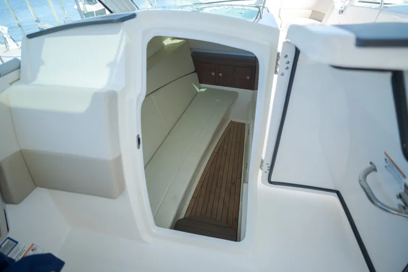 Slide: The Image of Boston Whaler VANTAGE 320 2025 - 18
