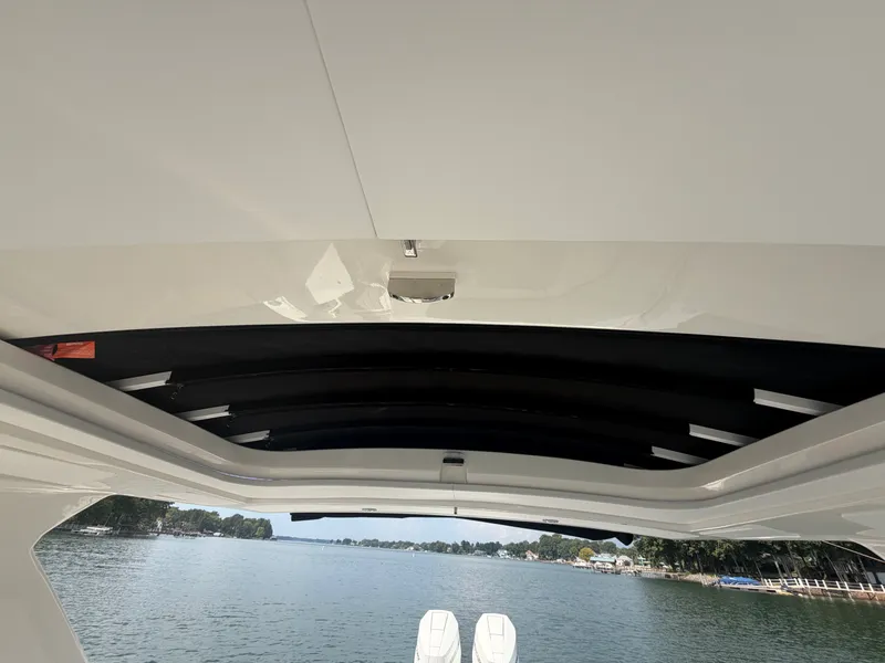 Slide: The Image of Sea Ray SLX 350 Outboard 2025 - 32