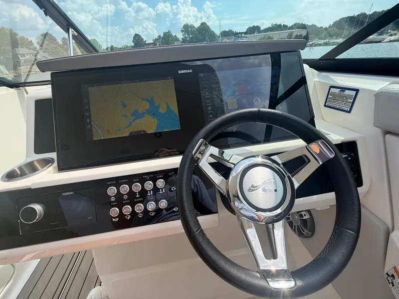 Slide: The Image of Sea Ray SLX 350 Outboard 2025 - 18