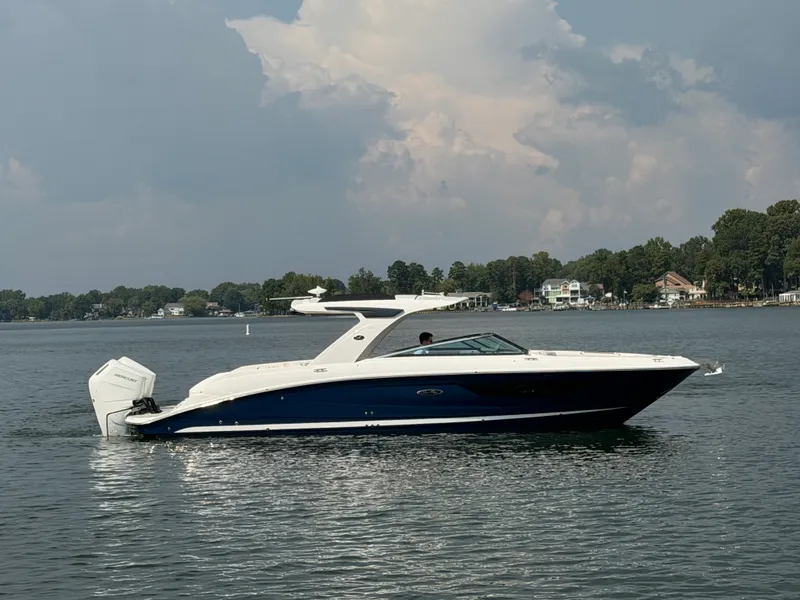 Slide: The Image of Sea Ray SLX 350 Outboard 2025 - 4