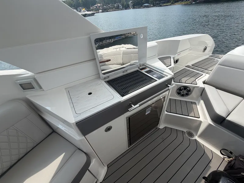 Slide: The Image of Sea Ray SLX 350 Outboard 2025 - 34