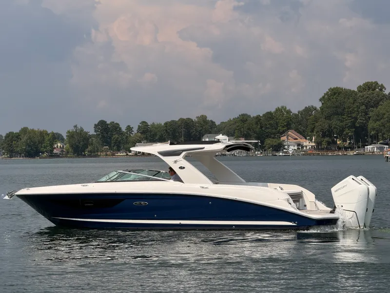 Slide: The Image of Sea Ray SLX 350 Outboard 2025 - 13