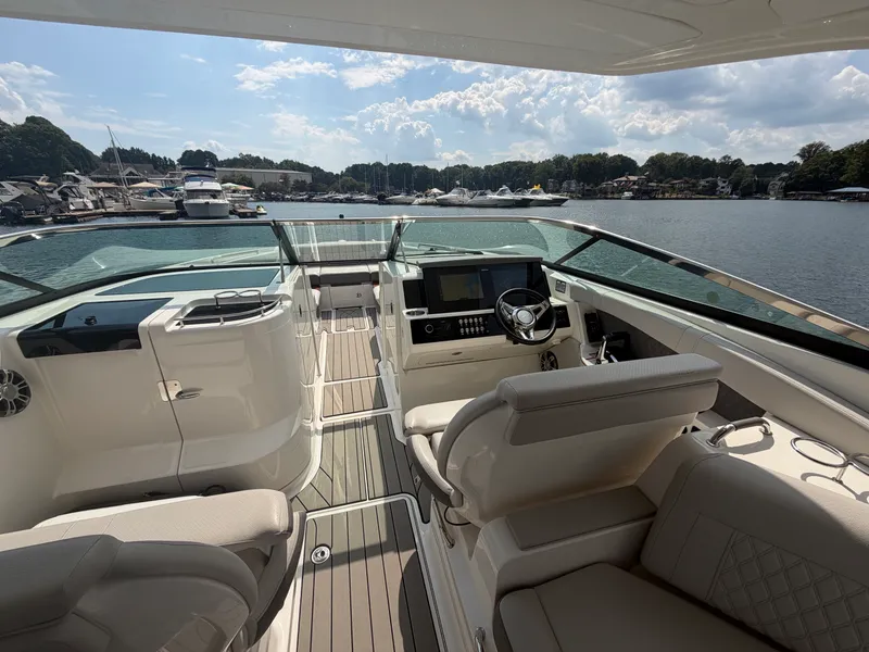 Slide: The Image of Sea Ray SLX 350 Outboard 2025 - 27