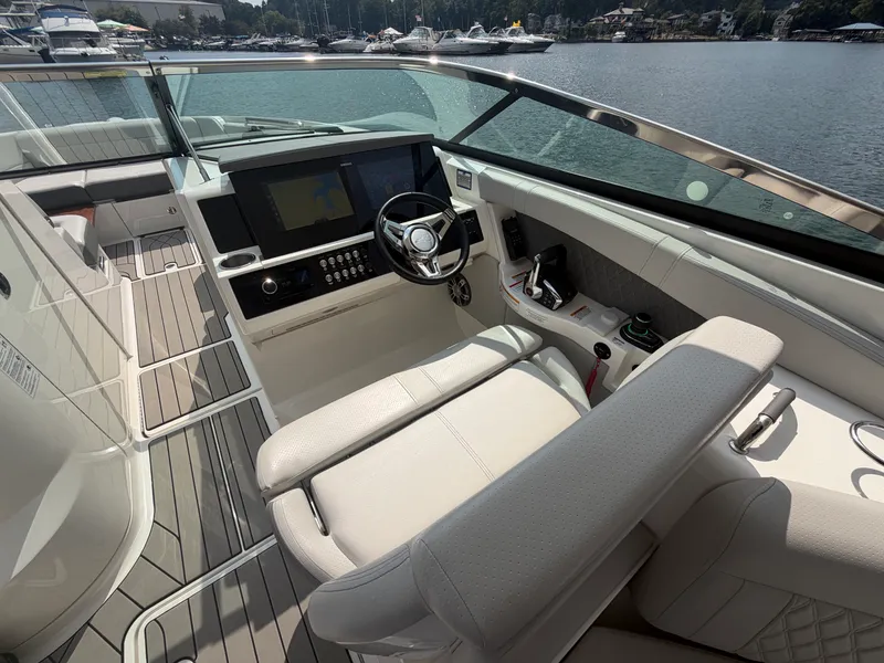 Slide: The Image of Sea Ray SLX 350 Outboard 2025 - 31