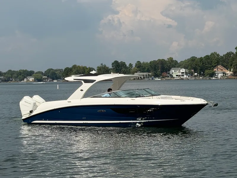 Slide: The Image of Sea Ray SLX 350 Outboard 2025 - 3
