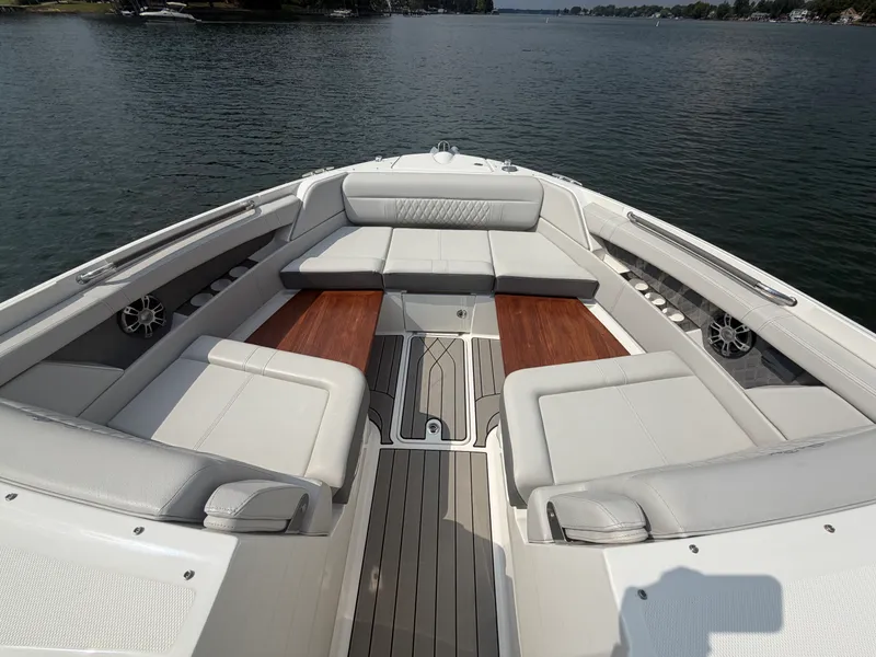 Slide: The Image of Sea Ray SLX 350 Outboard 2025 - 17