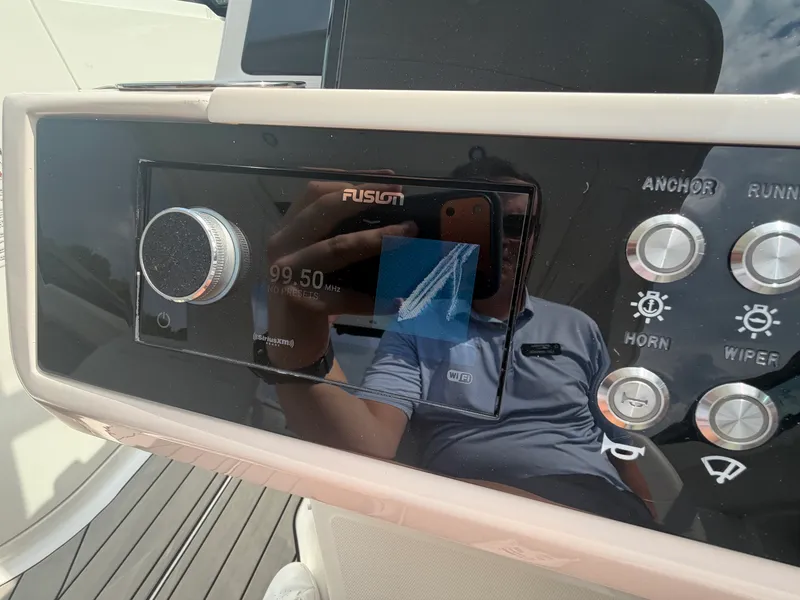 Slide: The Image of Sea Ray SLX 350 Outboard 2025 - 20