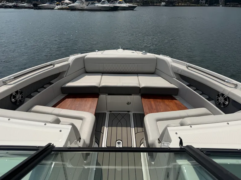 Slide: The Image of Sea Ray SLX 350 Outboard 2025 - 24