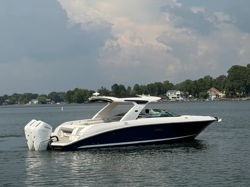Slide: The Image of Sea Ray SLX 350 Outboard 2025 - 5