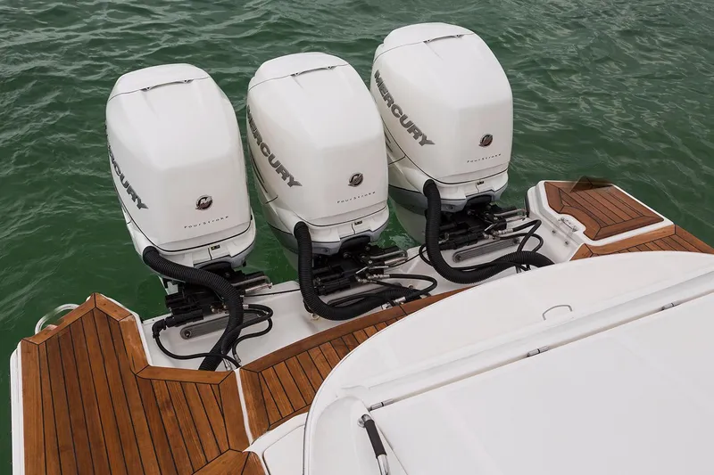 Slide: The Image of Sea Ray SLX 350 Outboard 2025 - 16