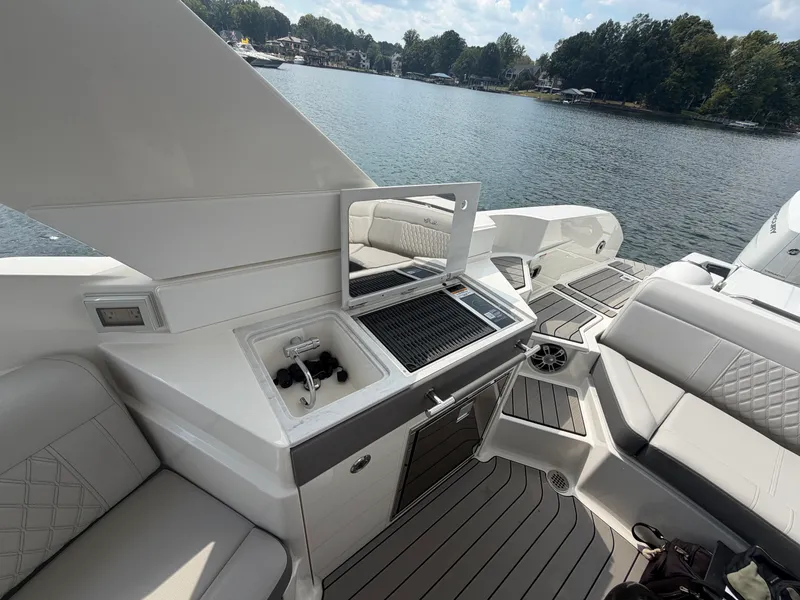 Slide: The Image of Sea Ray SLX 350 Outboard 2025 - 35