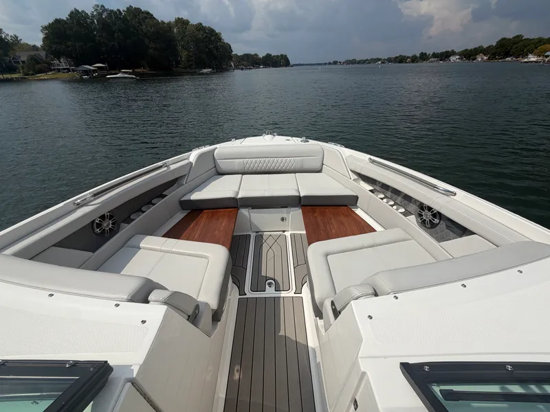 Slide: The Image of Sea Ray SLX 350 Outboard 2025 - 16
