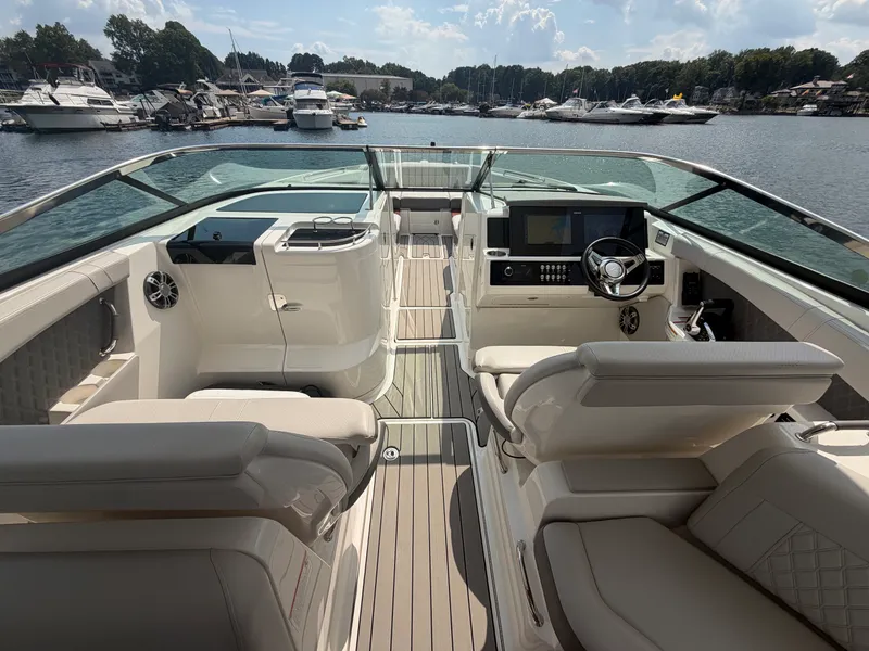 Slide: The Image of Sea Ray SLX 350 Outboard 2025 - 28