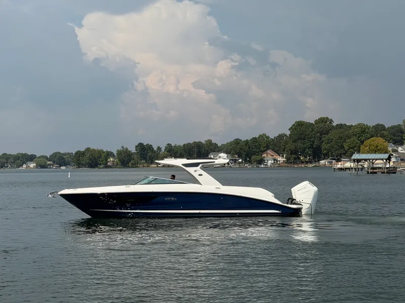Slide: The Image of Sea Ray SLX 350 Outboard 2025 - 12