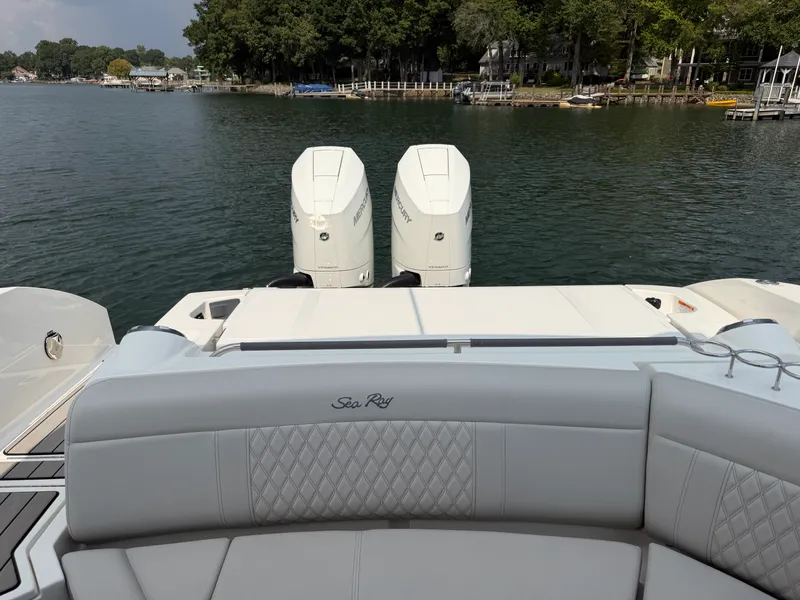 Slide: The Image of Sea Ray SLX 350 Outboard 2025 - 26