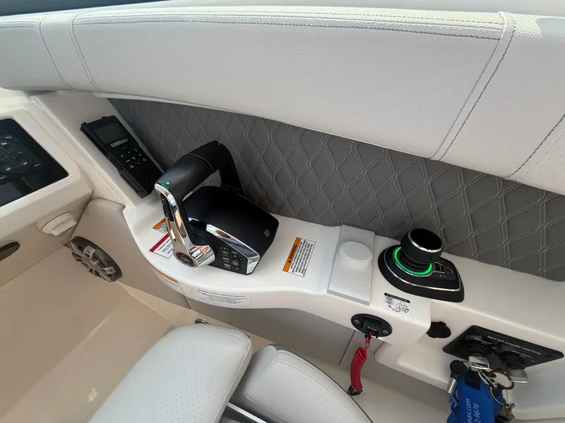 Slide: The Image of Sea Ray SLX 350 Outboard 2025 - 23