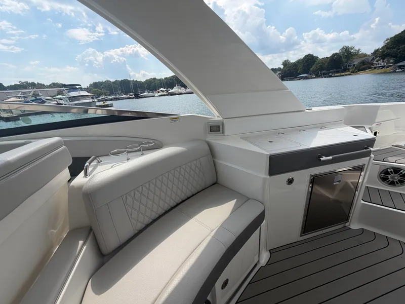 Slide: The Image of Sea Ray SLX 350 Outboard 2025 - 33