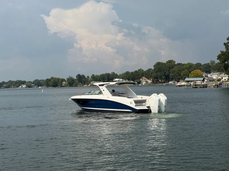 Slide: The Image of Sea Ray SLX 350 Outboard 2025 - 10