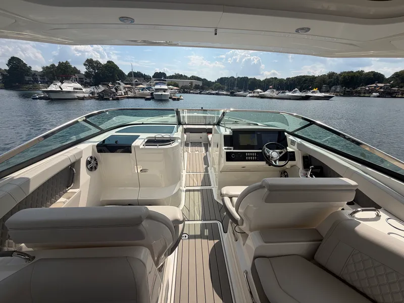 Slide: The Image of Sea Ray SLX 350 Outboard 2025 - 29