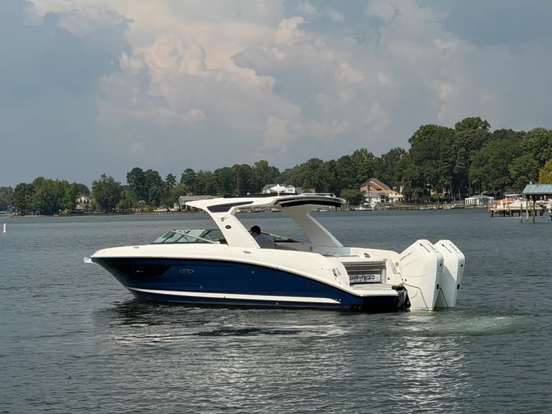 Slide: The Image of Sea Ray SLX 350 Outboard 2025 - 11