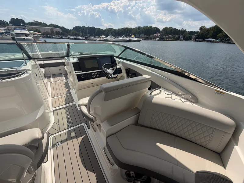 Slide: The Image of Sea Ray SLX 350 Outboard 2025 - 30