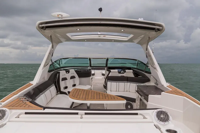 Slide: The Image of Sea Ray SLX 350 Outboard 2025 - 13