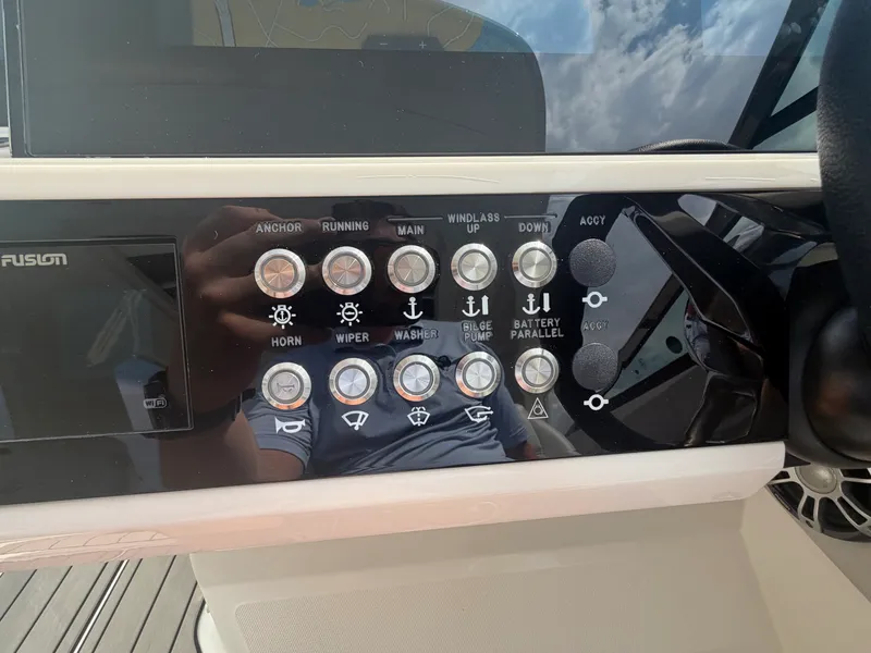 Slide: The Image of Sea Ray SLX 350 Outboard 2025 - 19