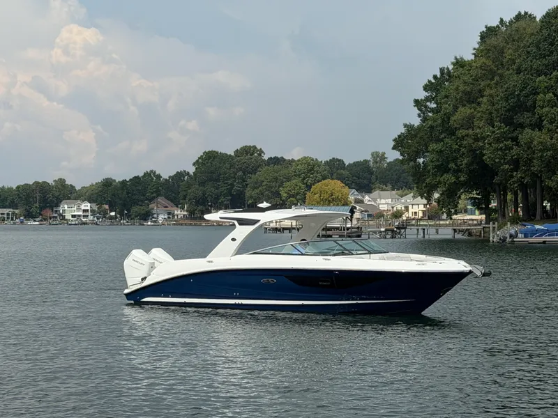 Slide: The Image of Sea Ray SLX 350 Outboard 2025 - 14