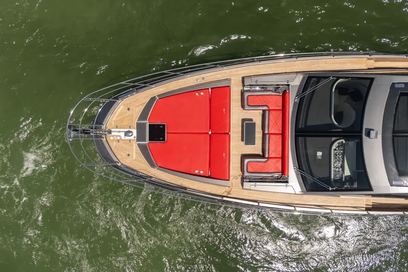 Slide: The Image of Azimut S7 2019 - 10
