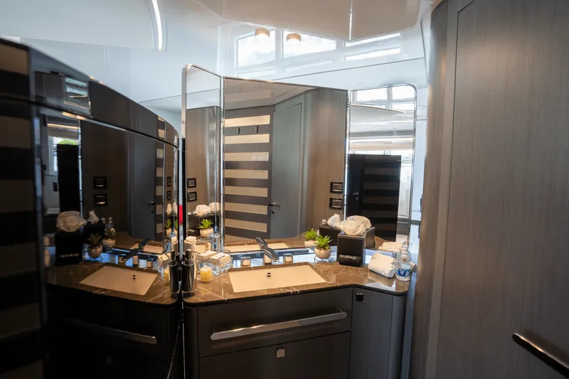 Slide: The Image of Azimut S7 2019 - 24