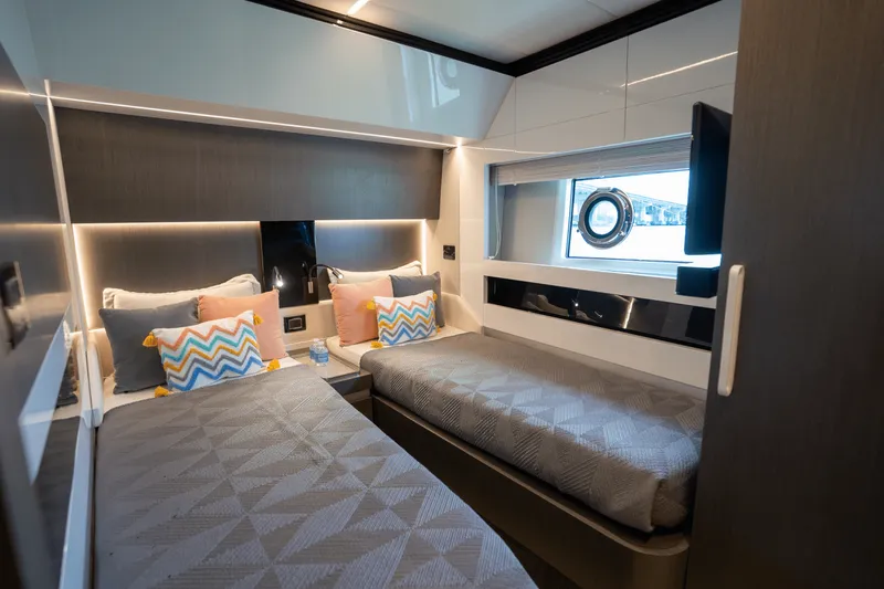 Slide: The Image of Azimut S7 2019 - 26